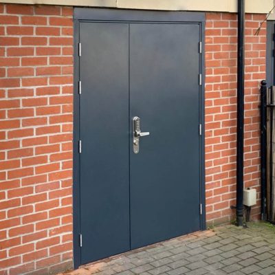 Anthracite grey leaf and half door with code lock