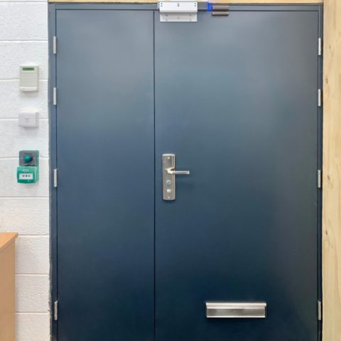 Leaf and half door in grey with letterbox